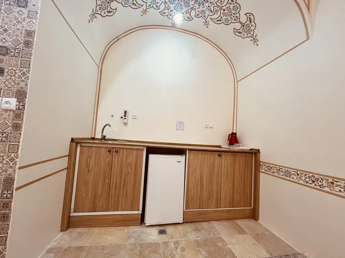 بوم گردی عمارت ماهور 1 - واحد پنج تخته عالی قاپو - یخچال و ظرفشویی 