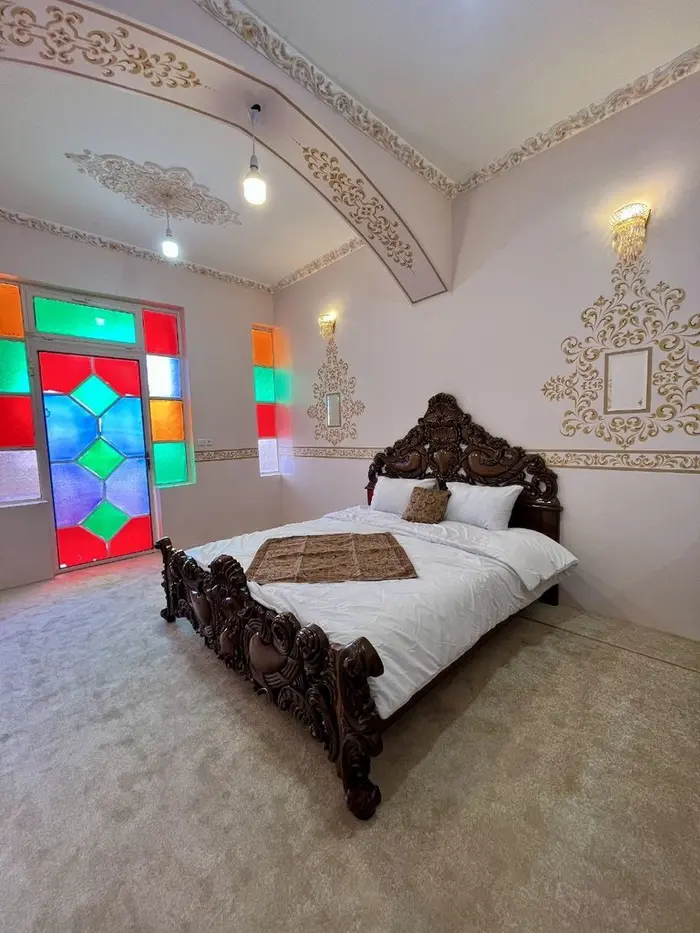 بوم گردی عمارت ماهور 1 - اتاق دو تخته نقش جهان - فضای اتاق