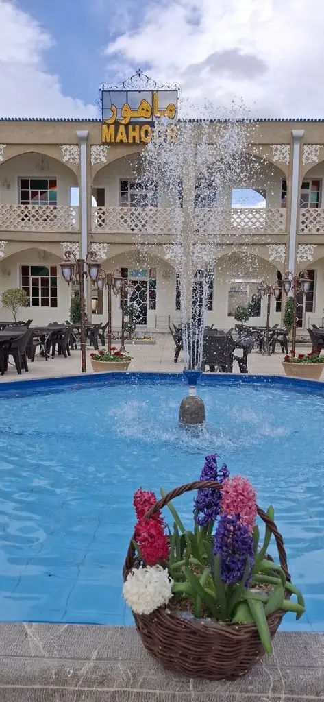 بوم گردی عمارت ماهور 1 - اتاق دو تخته نقش جهان - فضای حیاط