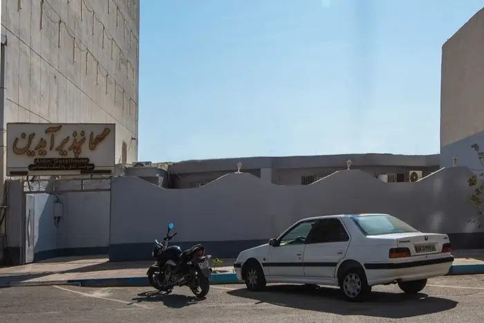 مسافرخانه آیدین - اتاق ۱ - در وردی