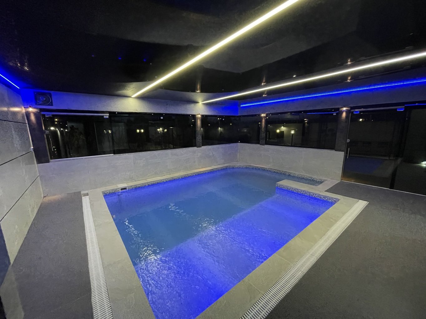 ویلا دوخوابه استخردار آبگرم رستمیان