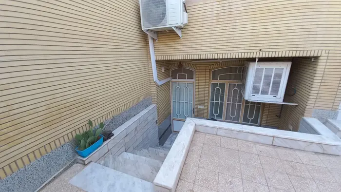 یک خوابه عمو غلام پایین - نمای داخل حیاط