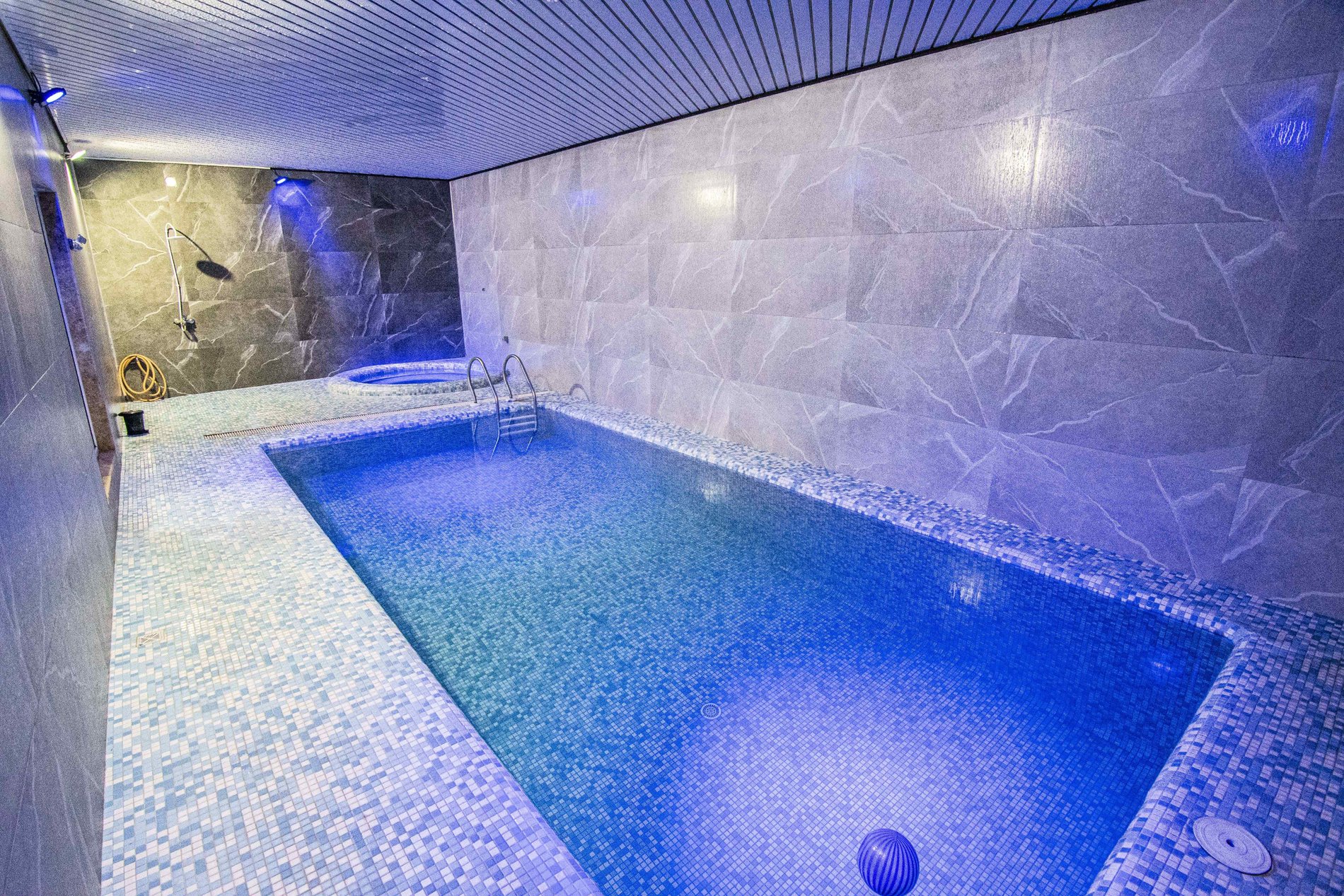 ویلا سه خوابه استخردار چهار فصل وحدت 1