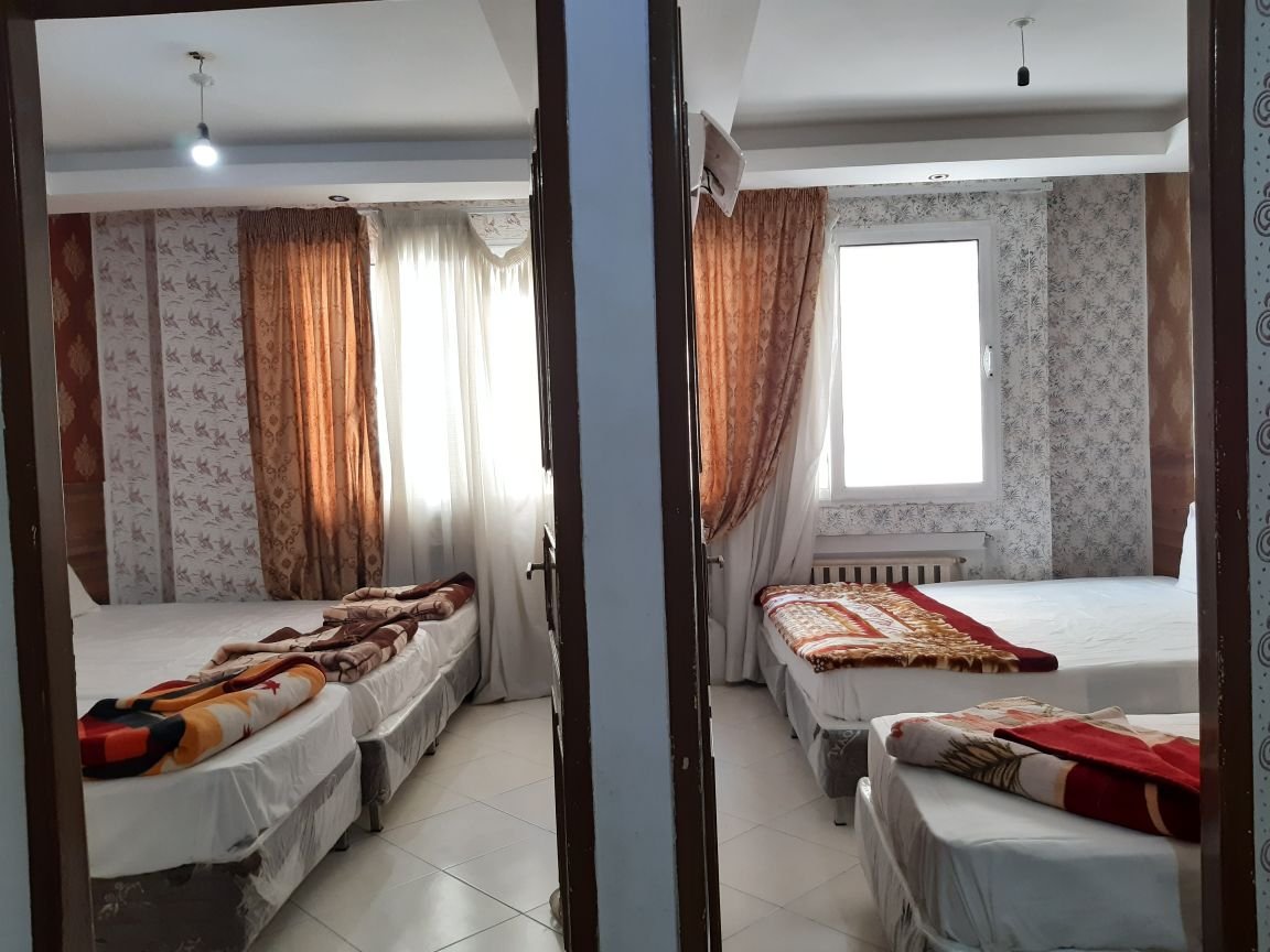 مسافرخانه ثامن السرور ده تخته اتاق دو خواب