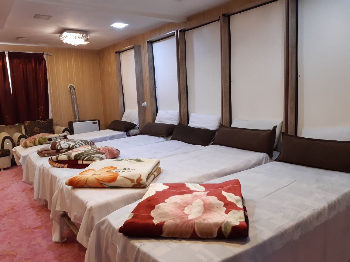 مسافرخانه دوستان هشت تخته