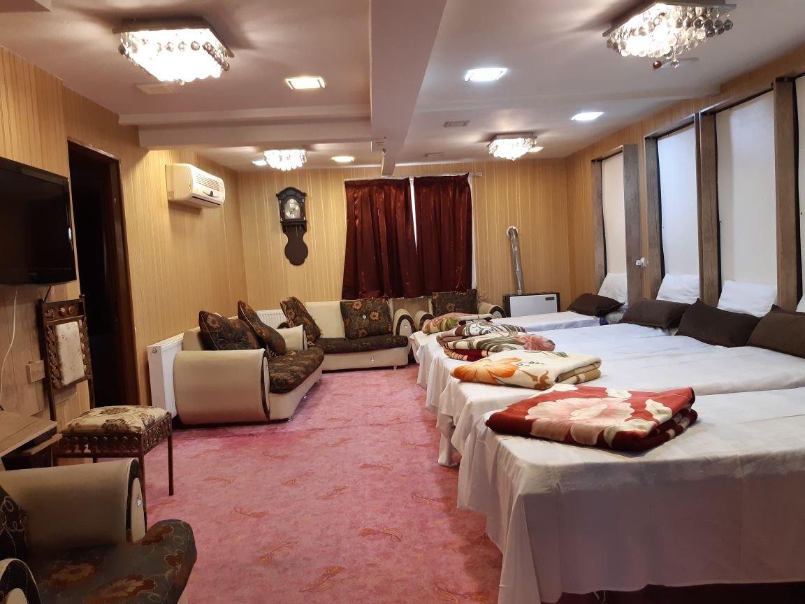 مسافرخانه دوستان هشت تخته