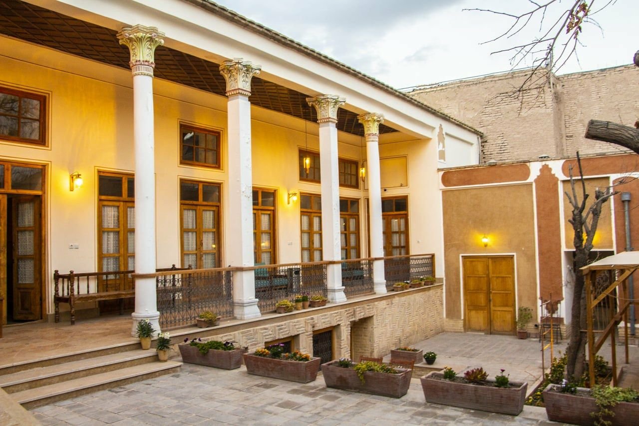 اقامتگاه سنتی میدان کوچک - واحد تسی رانی - ایوان اقامتگاه 