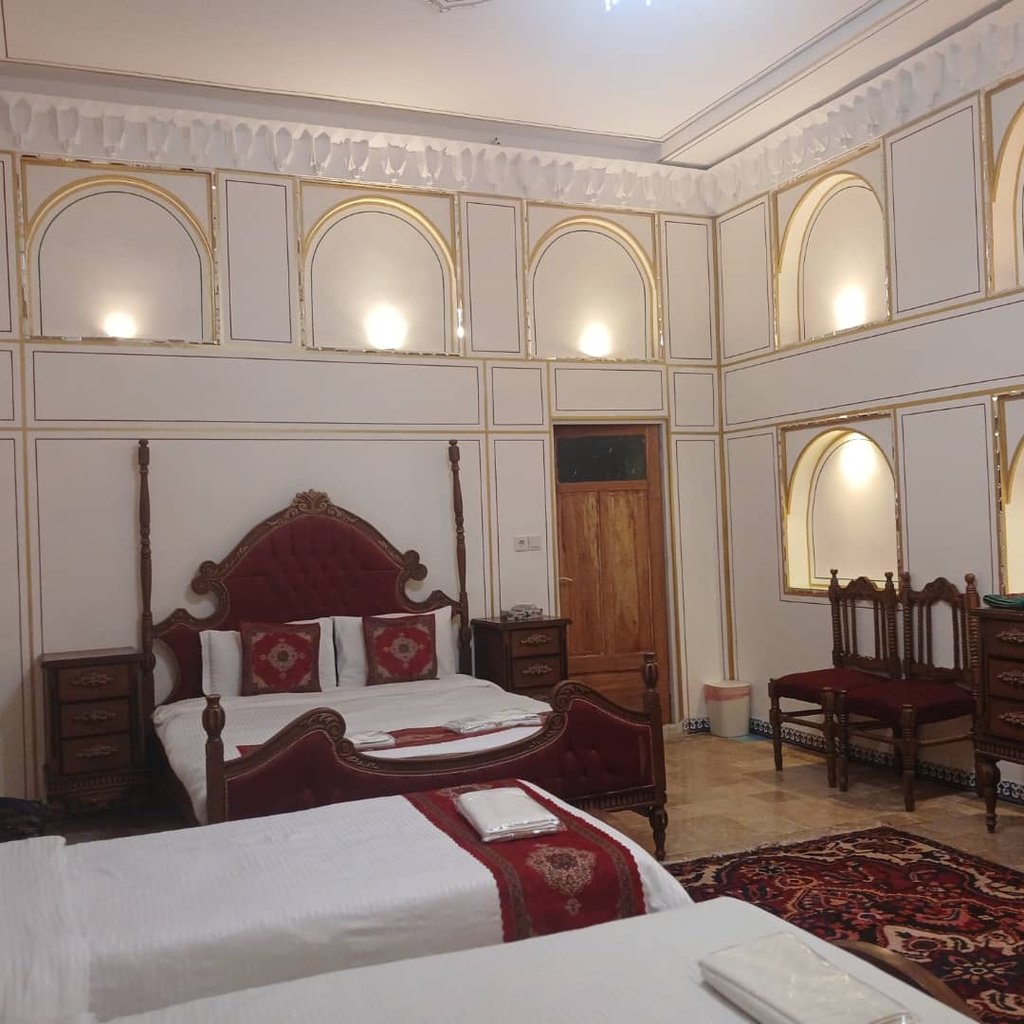 اقامتگاه سنتی عمارت یاس اصفهان - فیروزه