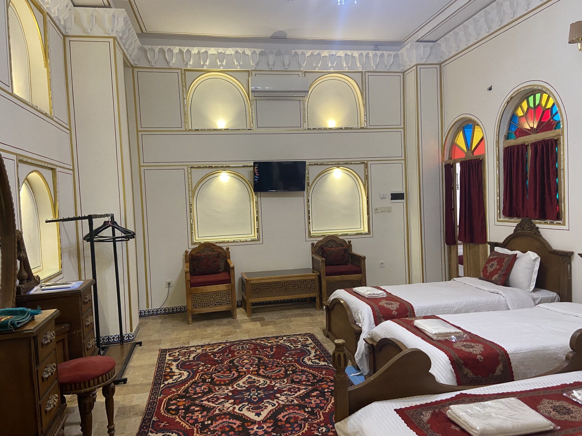 اقامتگاه سنتی عمارت یاس اصفهان - فیروزه