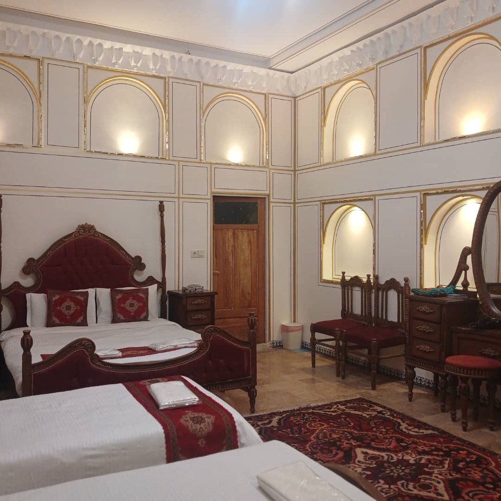 اقامتگاه سنتی عمارت یاس اصفهان - فیروزه