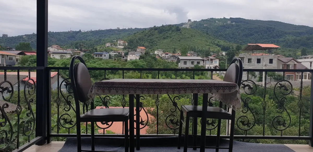 یک خوابه گل رز - نمای بالکن