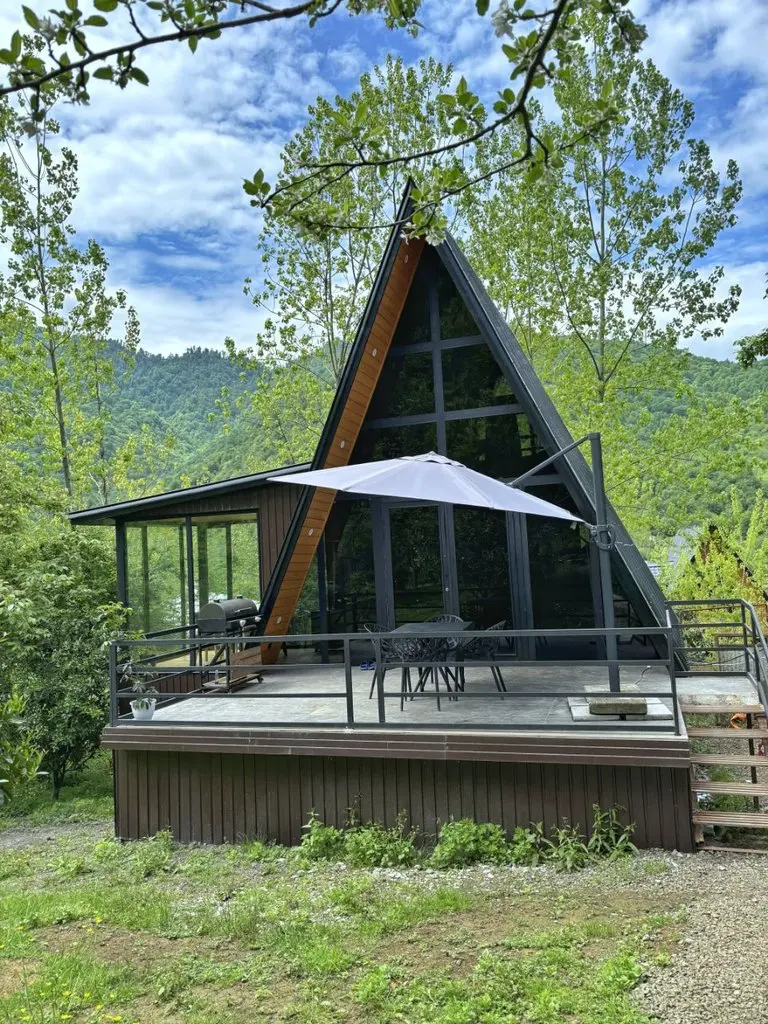 کلبه یک خوابه سوئیسی والیوه - نمای کلبه