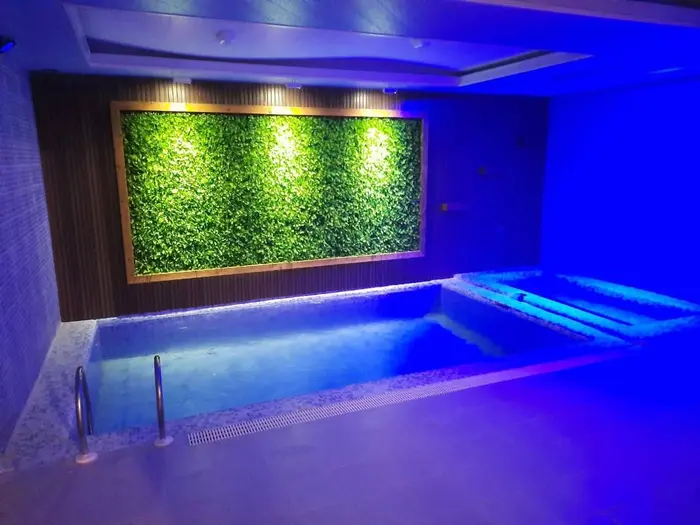 سه خوابه استخردار آبگرم گل آذین - نمای استخر