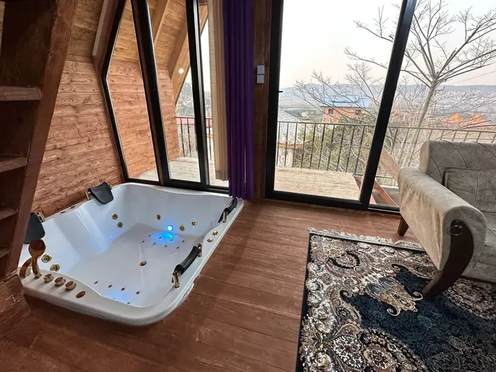 کلبه دوخوابه سوئیسی جکوزی دار الماس شمال