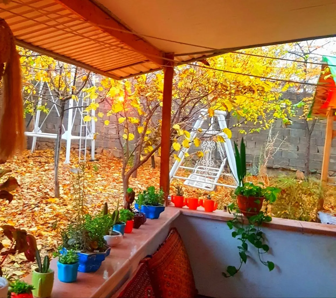 ویلا یک خوابه بهشت چشمه اعلا - تراس پاییزی