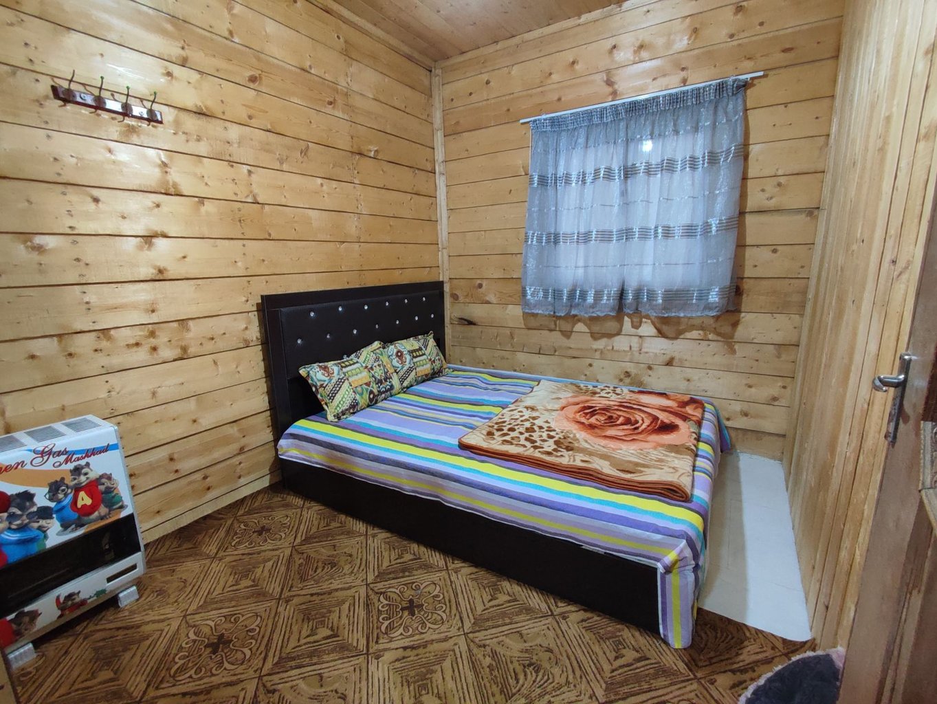 دوخوابه چوبی شمعدونی لب رودخانه