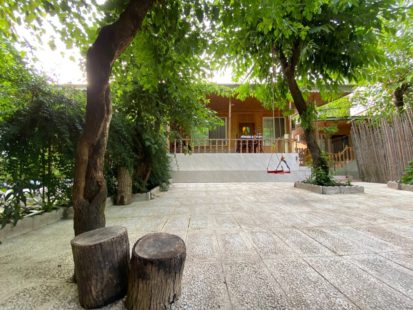 کلبه دوخوابه چوبی شمعدونی لب رودخانه