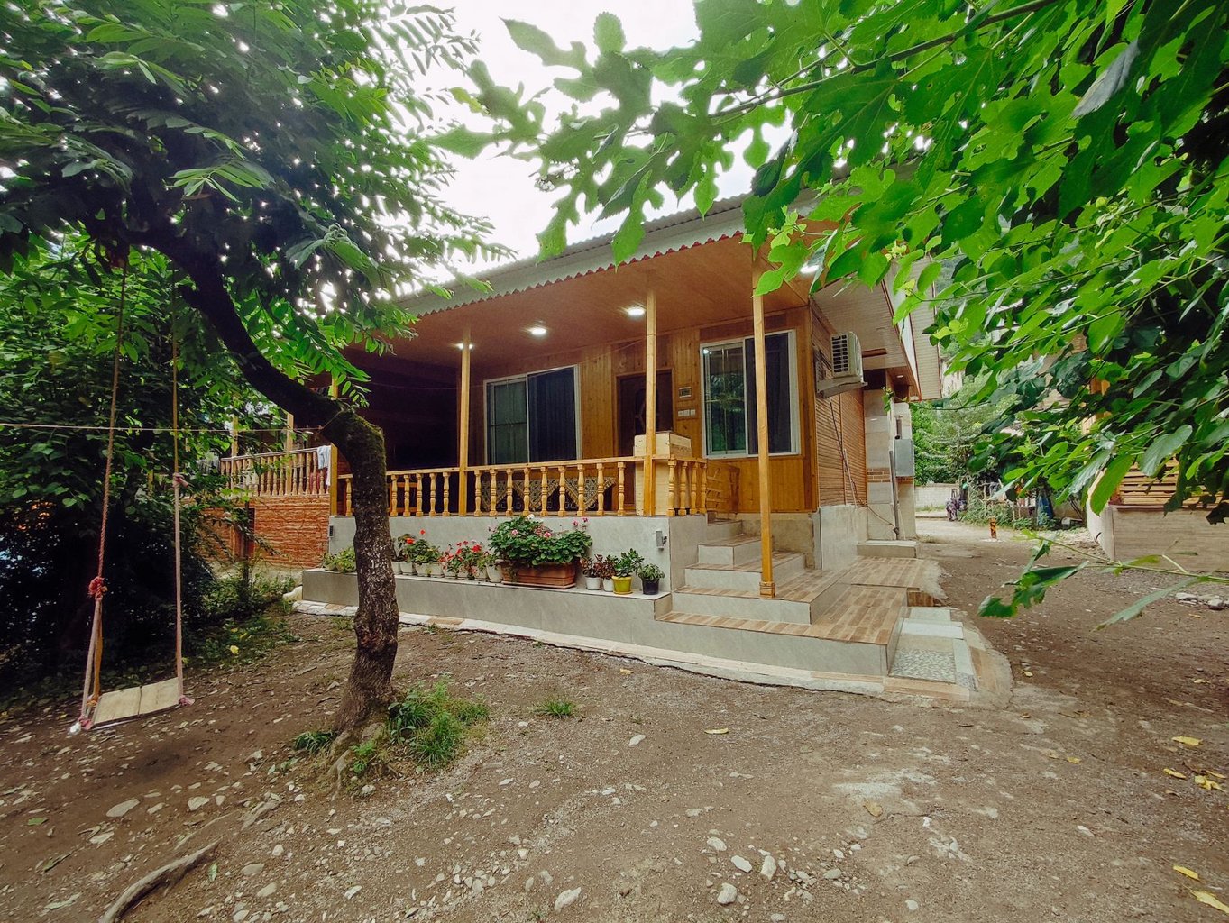 دوخوابه چوبی شمعدونی لب رودخانه