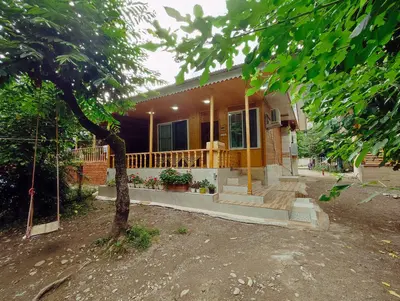 کلبه دوخوابه چوبی شمعدونی لب رودخانه