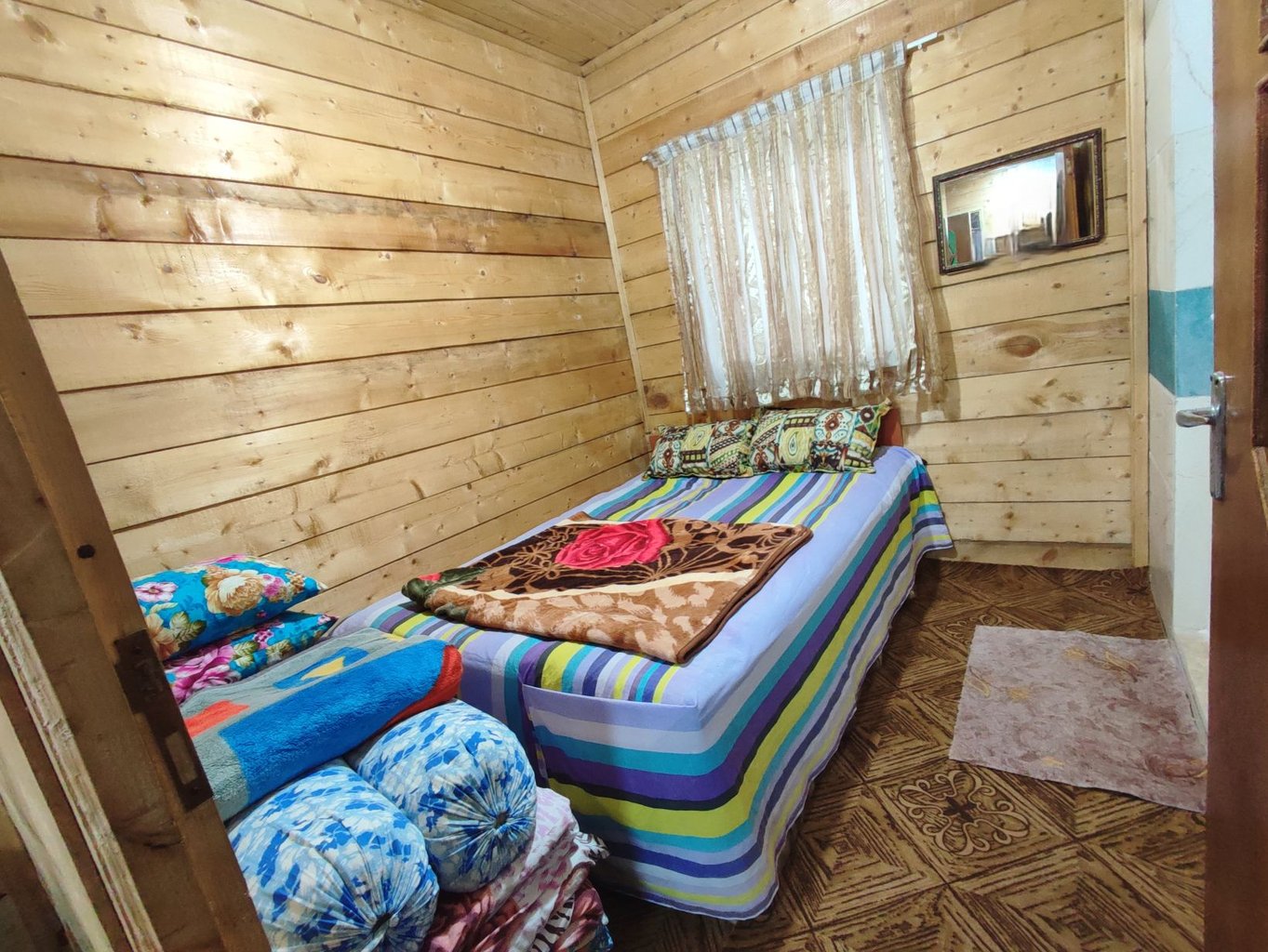 دوخوابه چوبی شمعدونی لب رودخانه