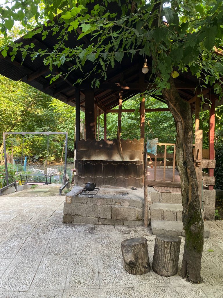 کلبه دوخوابه چوبی شمعدونی لب رودخانه