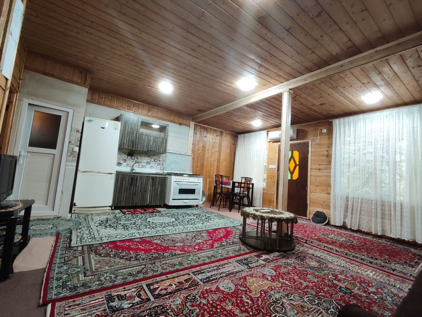 دوخوابه چوبی شمعدونی لب رودخانه