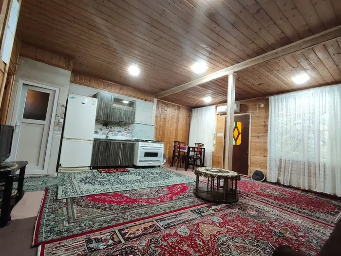 کلبه دوخوابه چوبی شمعدونی لب رودخانه