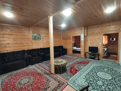 کلبه دوخوابه چوبی شمعدونی لب رودخانه