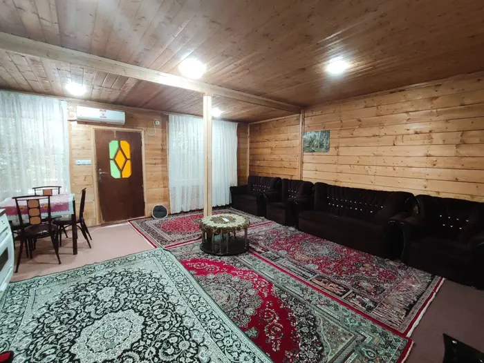 کلبه دوخوابه چوبی شمعدونی لب رودخانه