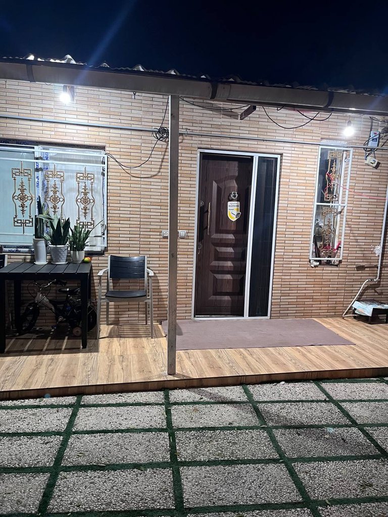 ویلا یک خوابه گل قرمز