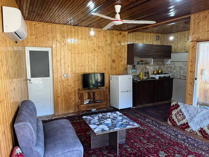 کلبه یک خوابه جنگلی مرتضی 2 - نمای دیگر از اتاق پذیرایی+ ورودی حمام و سرویس بهداشتی