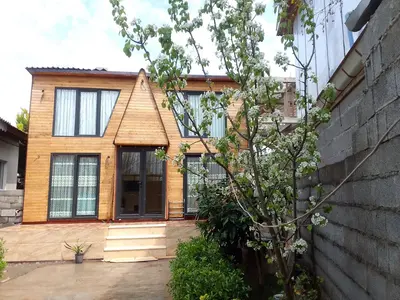 کلبه دوخوابه چوبی دارافکن