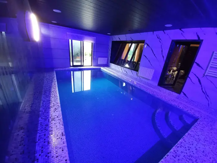 کلبه دوخوابه سوئیسی استخردار آبگرم آسو