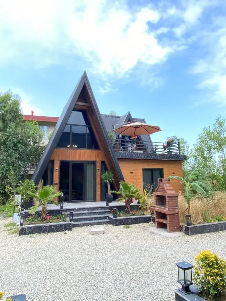 کلبه دوخوابه سوئیسی استخردار آبگرم آسو