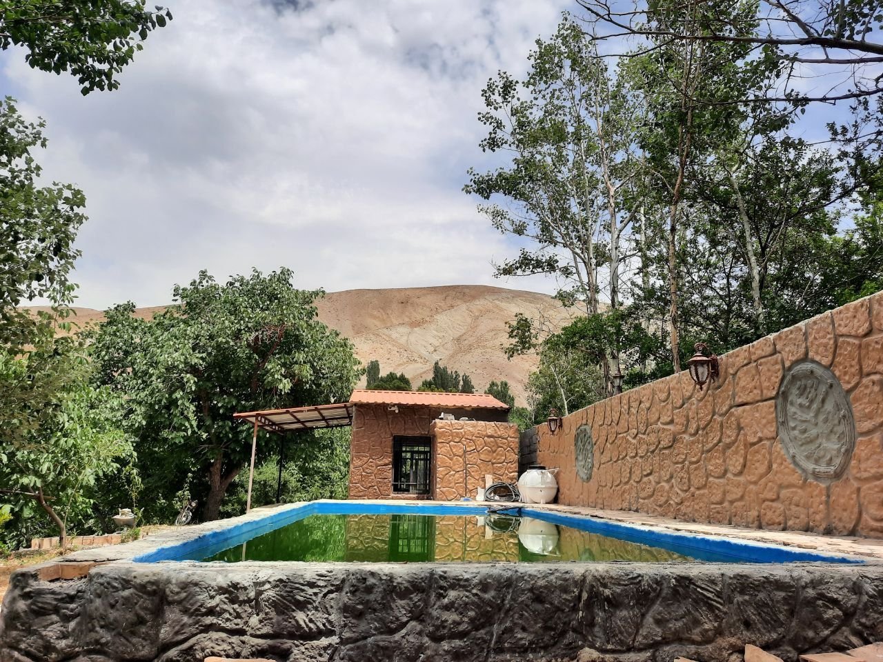 سوئیت فلت استخردار شیوار - نمای استخر وخانه