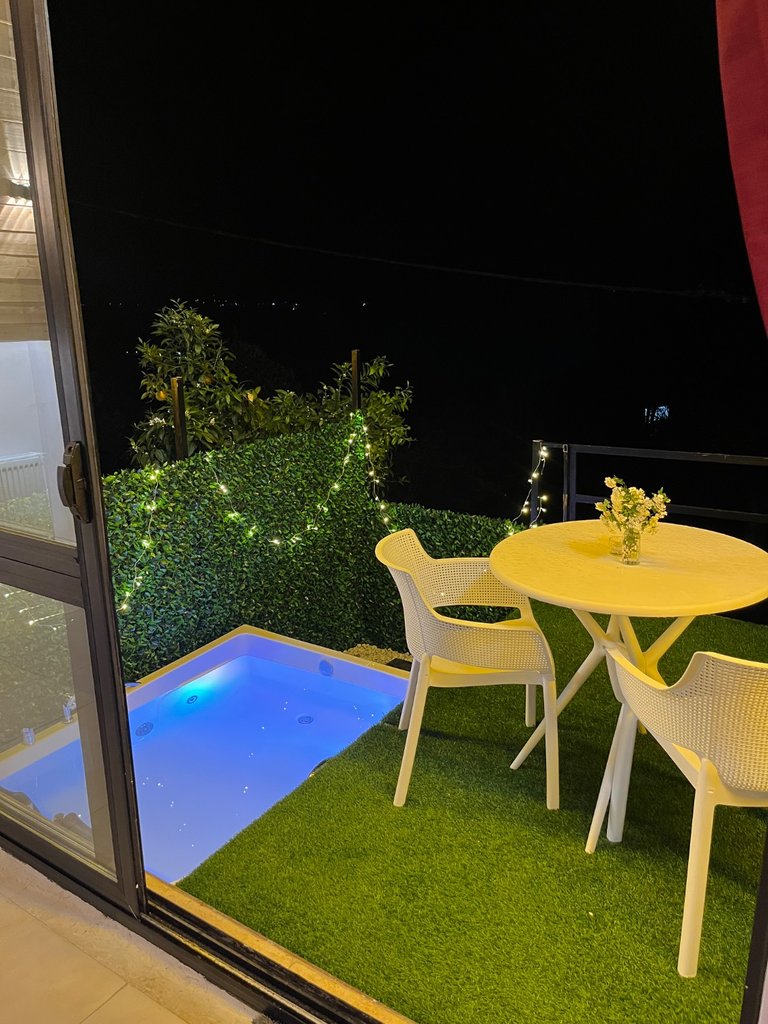 کلبه یک خوابه سوئیسی دوبلکس جکوزی دار جنگل سبز