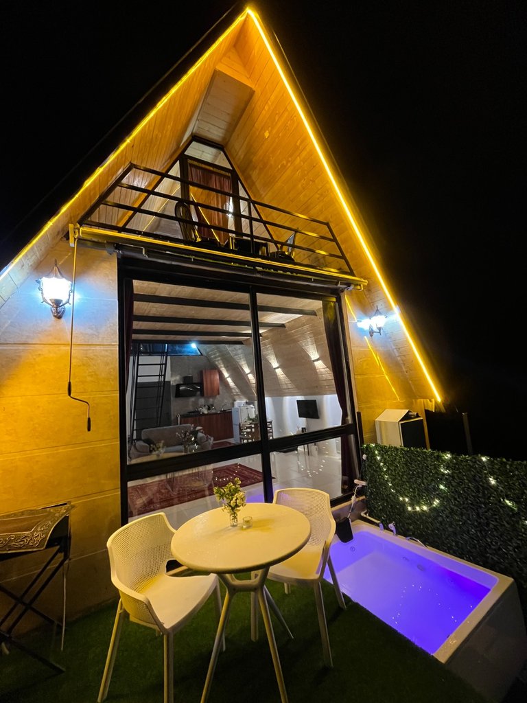 کلبه یک خوابه سوئیسی دوبلکس جکوزی دار جنگل سبز