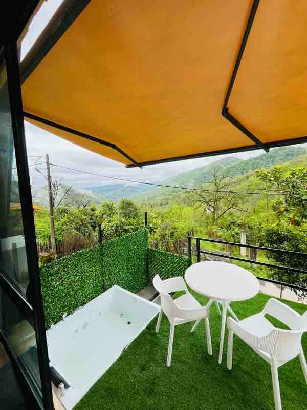 کلبه یک خوابه سوئیسی دوبلکس جکوزی دار جنگل سبز