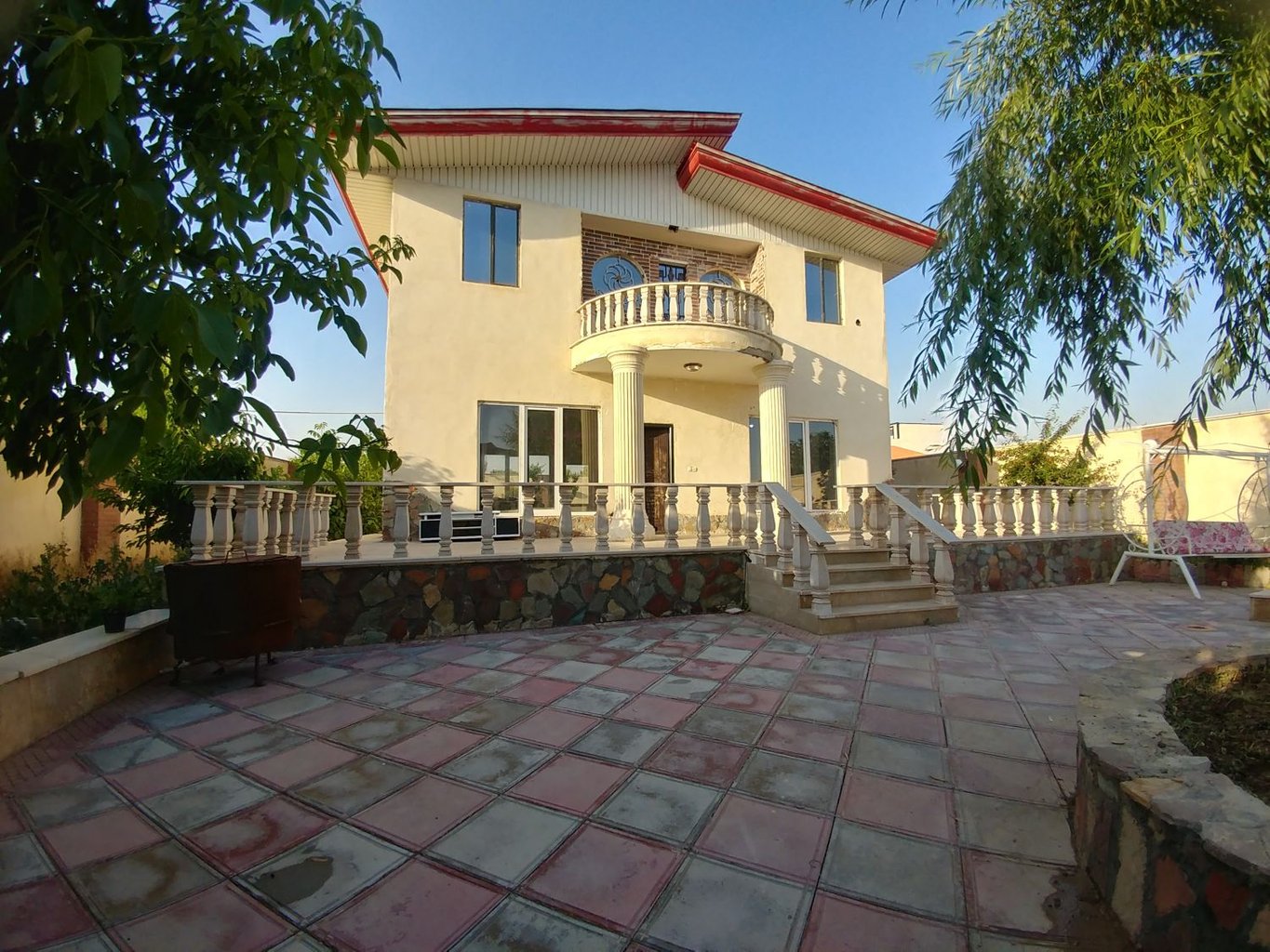 ویلا سه خوابه نصیری - نمای ویلای با ایوان 