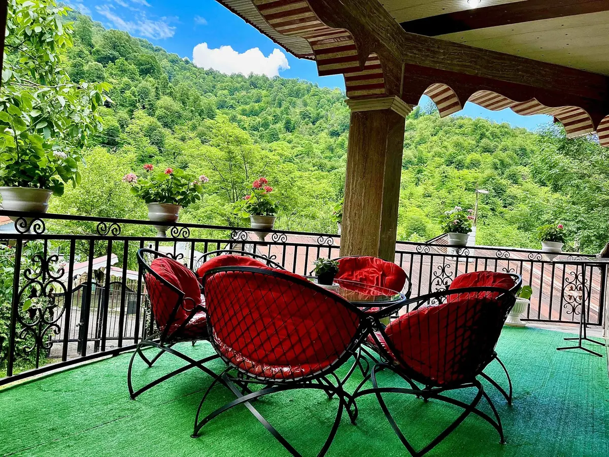 ویلا چهارخوابه جنگلی روشن - ویو تراس بالا