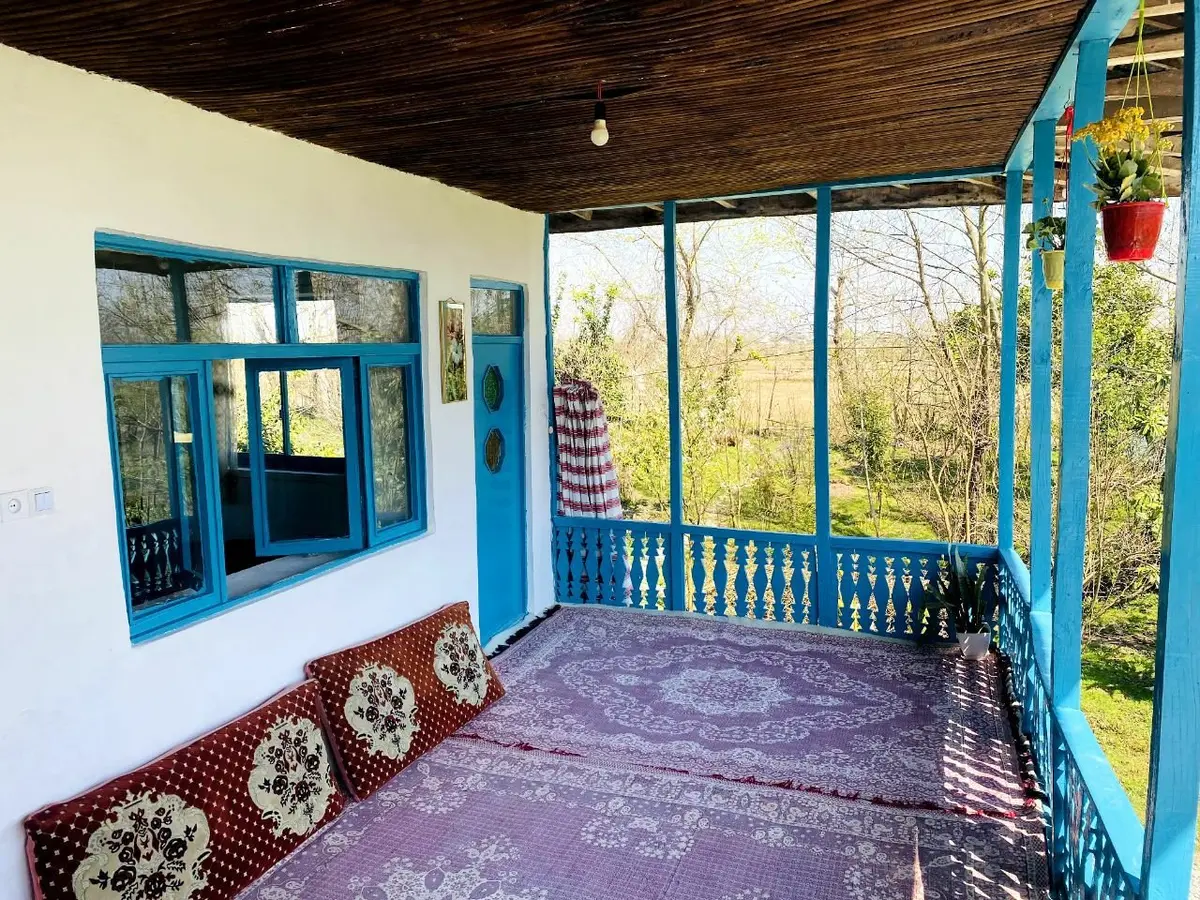 کلبه دوخوابه پرچین طلایی - ایوان دلباز