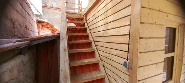 کلبه فلت چوبی دوبلکس کشار سولقان - پله طبقه دوم 