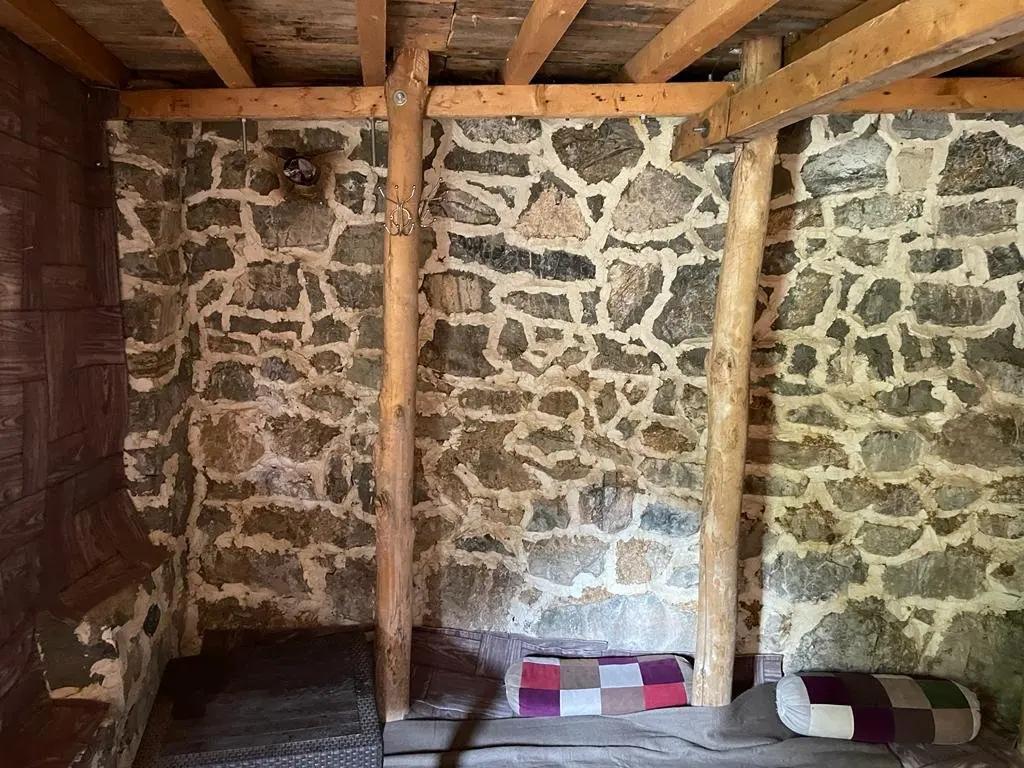 بوم گردی ارگ سنگی سنگان - چوبی کوچک واحد اول