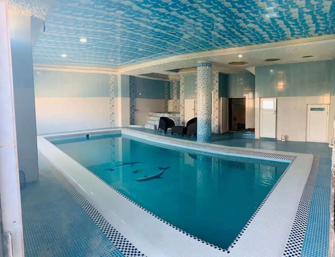 سه خوابه- استخر آبگرم لاکچری