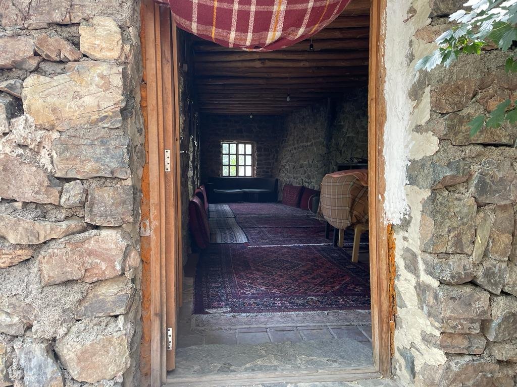 بوم گردی ارگ سنگی سنگان - واحد سنگی بزرگ