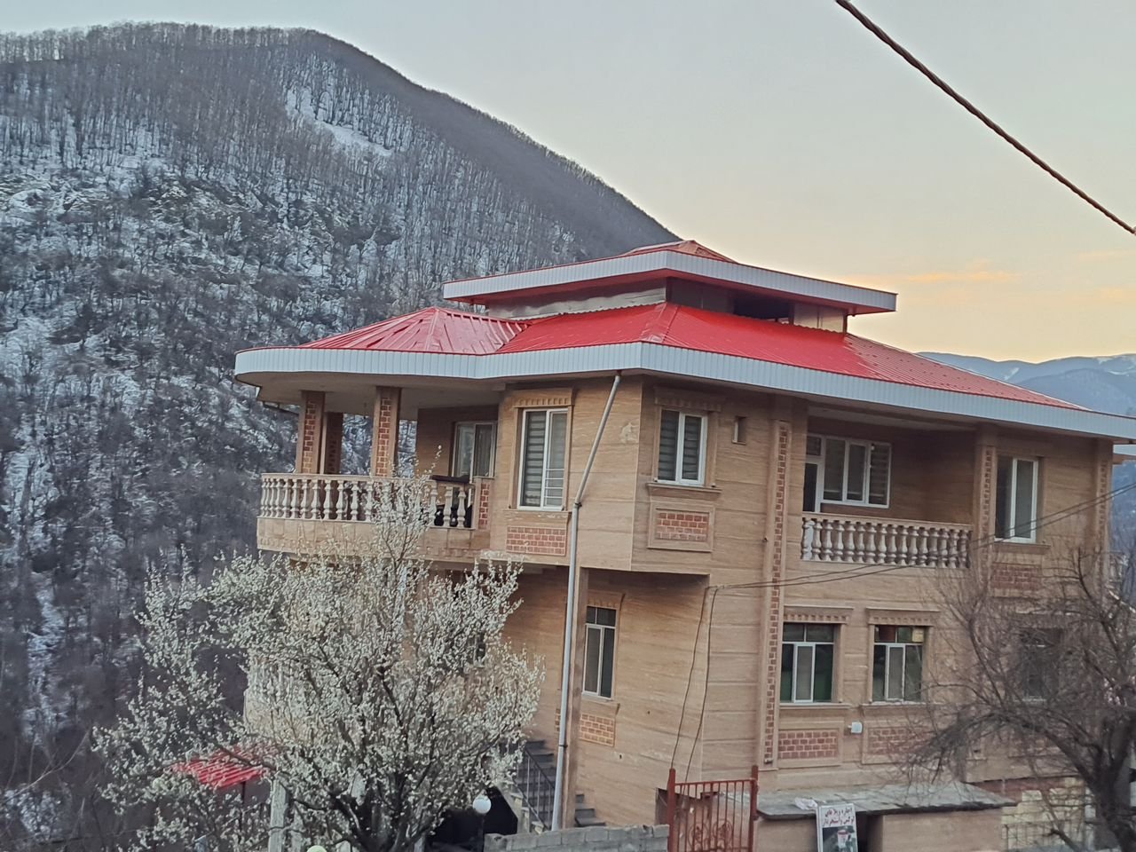 ویلا پنج خوابه استخردار آبگرم گردنه حیران