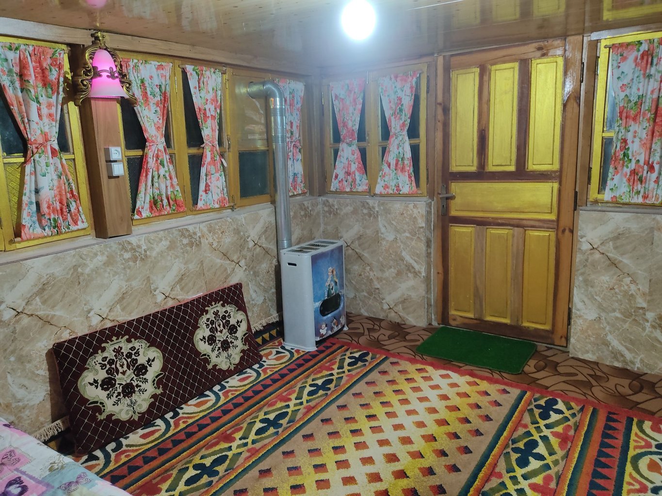 کلبه دوخوابه جنگلی هلی تی تی لفور