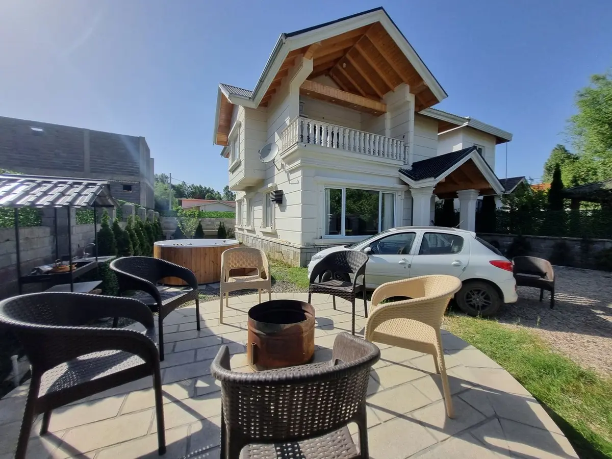 ویلا چهارخوابه جنگلی جکوزی دار گلسرخ