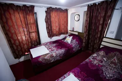 بومگردی عمارت قاجاریه - واحد سه دری همکف