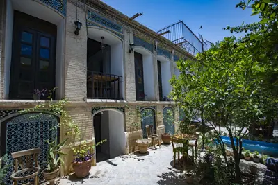 بومگردی عمارت قاجاریه - واحد سه دری بالا